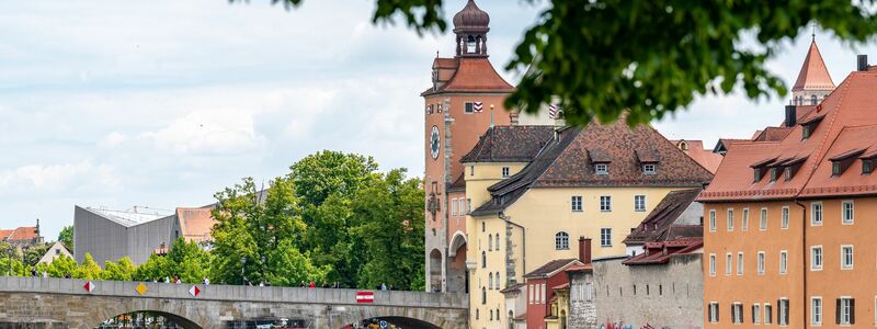 Regensburg zählt gemessen an den regionalen Einkommen zu den teuersten Orten für Käufer. - Foto: Armin Weigel/dpa