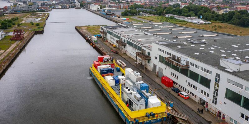 Das Forschungsteam um Matthias Metten vom Deutschen Zentrum für Luft- und Raumfahrt (DLR) wird die Plattform ab August vor Helgoland testen. - Foto: Sina Schuldt/dpa