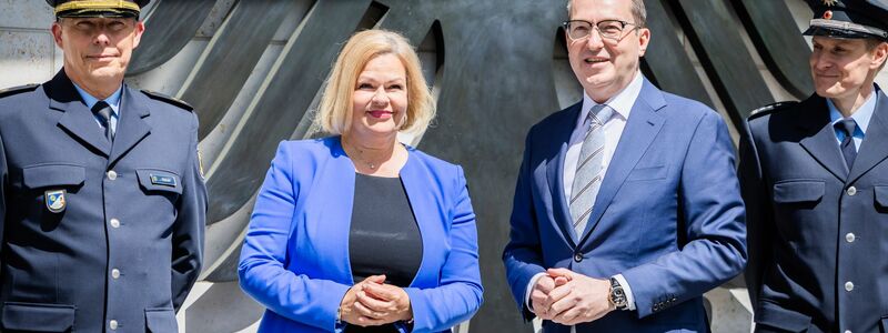 Ex-Bundesinnenministerin Nancy Faeser (SPD), hier bei ihrer Amtsübergabe an Alexander Dobrindt (CSU), hatte sich zum Bundesaufnahmeprogramm mit der damaligen Außenministerin, Annalena Baerbock (Grüne) abgestimmt. (Archivfoto)  - Foto: Christoph Soeder/dpa