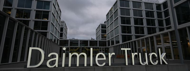 Beim Nutzfahrzeughersteller Daimler Truck sollen rund 5.000 Stellen wegfallen. (Archivbild) - Foto: Bernd Weißbrod/dpa