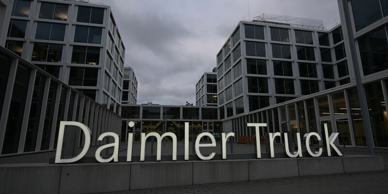 Daimler Truck hat eine Partnerschaft mit einem US-Rüstungsunternehmen vereinbart. (Archivbild) - Foto: Bernd Weißbrod/dpa