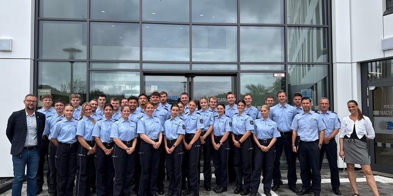 POL-EN: Ennepe-Ruhr-Kreis: 28 Kommissaranwärterinnen und -anwärter treten ihren Dienst an - Foto: presseportal.de