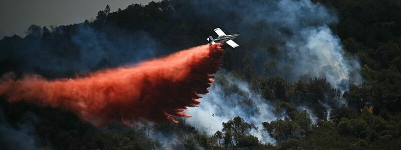 Nach einer Hitzewelle kämpft die Feuerwehr vielerorts in Südfrankreich gegen Waldbrände. - Foto: Matthieu Rondel/AFP/dpa