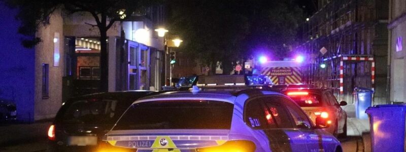 Anwohner hören Schussgeräusche - und finden einen verletzten Mann. Die Polizei nimmt nach stundenlanger Fahndung zwei Tatverdächtige fest. - Foto: Markus Zechbauer/zema-medien/dpa