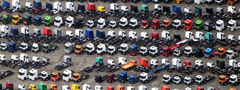 Der Absatz von Mercedes-Benz Trucks ist zuletzt gesunken. (Archivbild) - Foto: Uli Deck/dpa