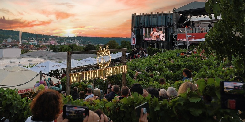 XXXL-Party im Zeichen der Hilfe für die Kleinsten: XXXLutz feiert seinen 80. Geburtstag mit einem begeisternden Konzert von Peter Maffay über den Dächern Würzburgs - Foto: presseportal.de