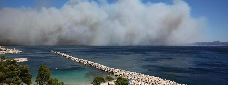 Riesige Rauchwolken versetzen die Bewohner von Marseille in Schrecken. - Foto: Clement Mahoudeau/AFP/dpa