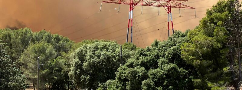 Mit einem Großaufgebot versucht die Feuerwehr, der Flammen Herr zu werden. - Foto: Uncredited/SDIS33/AP/dpa
