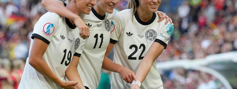 Die deutschen Fußballerinnen erinnern an ihre verletzte Kapitänin Giulia Gwinn. - Foto: Martin Meissner/AP/dpa