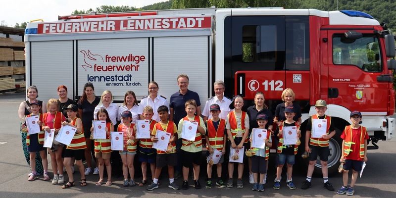 FW-OE: Feierliche Verleihung der Kinderflamme in Bronze bei der Kinderfeuerwehr Lennestadt - Foto: presseportal.de