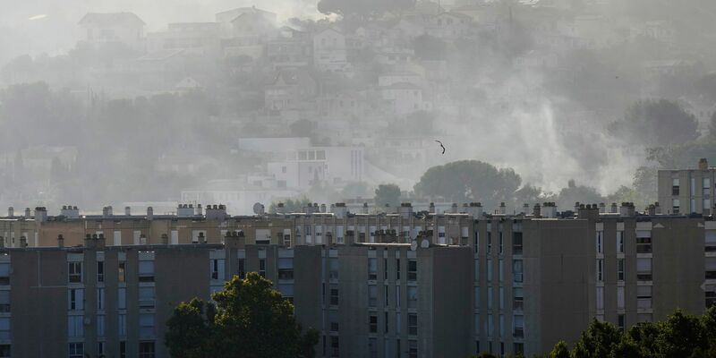 Noch ist der riesige Brand bei Marseille nicht gelöscht. - Foto: Lewis Joly/AP/dpa