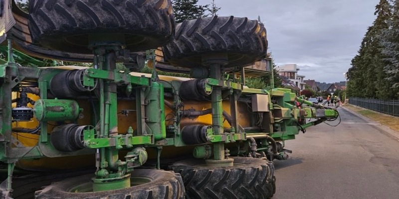 POL-HI: Landwirtschaftlicher Anhänger kippt um - Verkehrsunfall mit lang anhaltenden Bergungsmaßnahmen (Zeugenaufruf) - Foto: presseportal.de