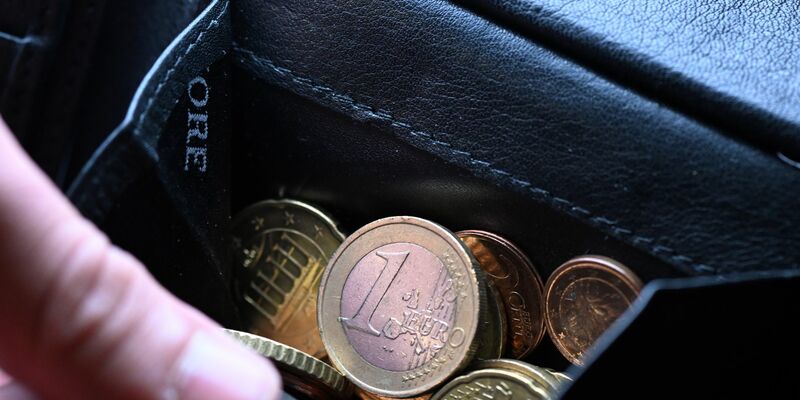 Bei vielen Menschen in Deutschland ist die Sorge um die eigene finanzielle Zukunft groß. (Symbolbild) - Foto: Federico Gambarini/dpa