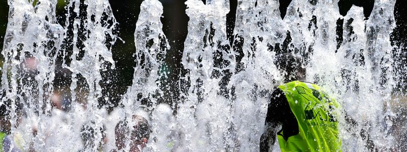 Ein Wasserbrunnen während der Hitzewelle in Belgien. (Archivbild) - Foto: Virginia Mayo/AP/dpa