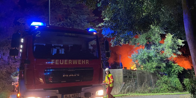 FW Lehrte: Laubenbrand entwickelt sich zum Großfeuer - Ausfall des Digitalfunk erschwert den Einsatz - Foto: presseportal.de