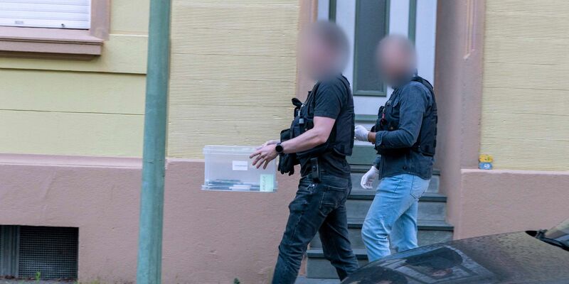 In Essen ist ein 27 Jahre alter Mann wegen Terrorverdachts von Spezialeinsatzkräften der Polizei festgenommen worden. Es gab an mehreren Orten Durchsuchungen. - Foto: Justin Brosch/dpa