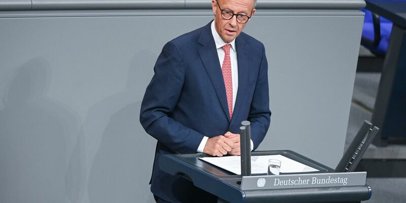 Kanzler Merz stellt sich hinter Unionsfraktionschef Spahn. - Foto: Katharina Kausche/dpa