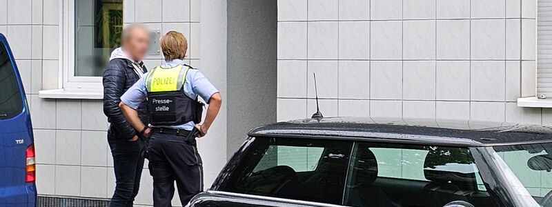 Insgesamt fanden Maßnahmen zeitgleich in sechs Objekten in den Städten Essen, Dortmund, Düsseldorf und Soest statt, wie die Generalstaatsanwaltschaft Düsseldorf und die Polizei Essen mitteilten.  - Foto: Markus Gayk/dpa