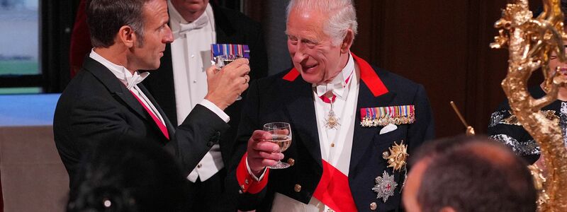 Emmanuel Macron (l) und König Charles III. stießen auf die britisch-französische Freundschaft an. - Foto: Yui Mok/PA Wire/dpa