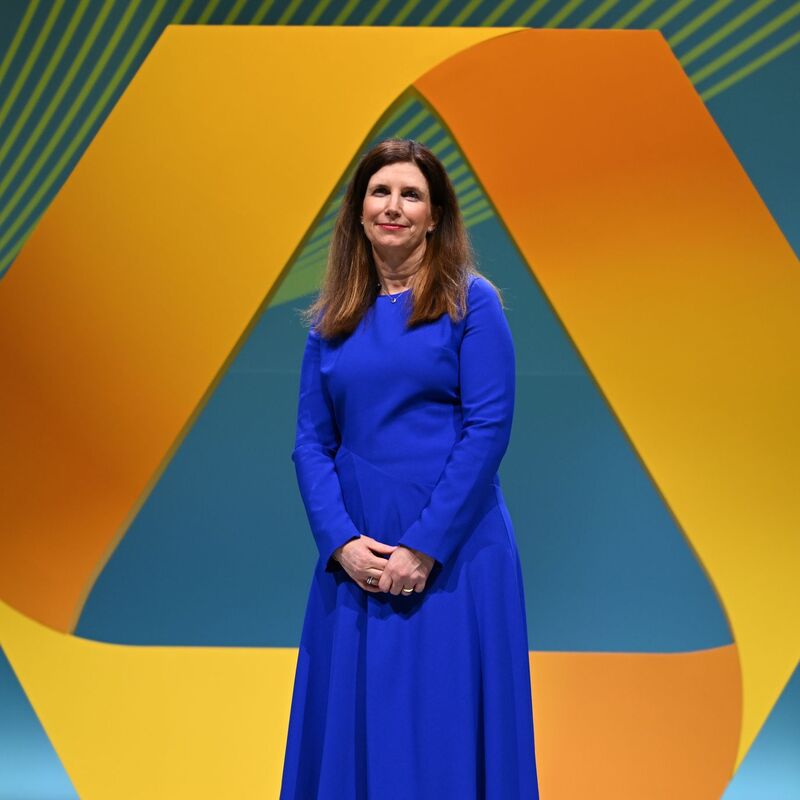 Commerzbank-Chefin Bettina Orlopp will die Eigenständigkeit der Bank retten. (Archivbild) - Foto: Arne Dedert/dpa