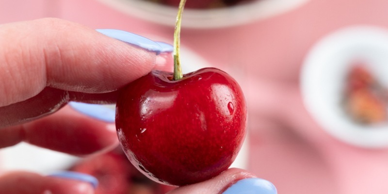 Super-Sommerfrucht mit Charakter - Am 16. Juli feiert Deutschland seine Kirsche. / Der TAG DER DEUTSCHEN SUPERHELDIN KIRSCHE rückt Genuss, Regionalität und heimischen Obstanbau in den Fokus - Foto: presseportal.de