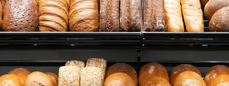 Auch Brot ist in den vergangenen Jahren teurer geworden. - Foto: Sebastian Kahnert/dpa