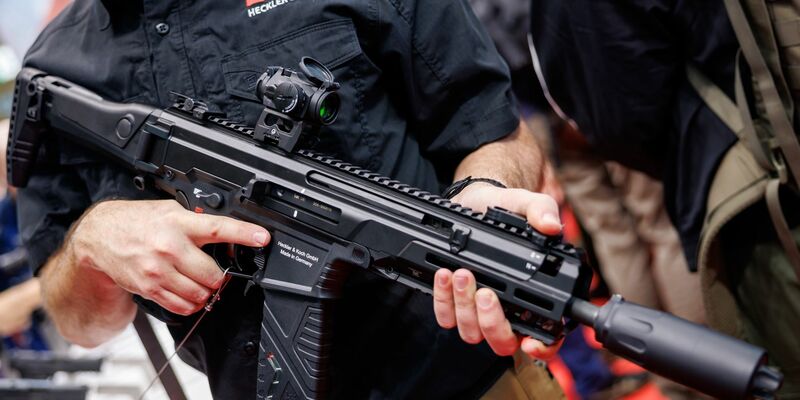 Die Nachfrage nach Waffen von Heckler & Koch ist gestiegen. - Foto: Daniel Karmann/dpa