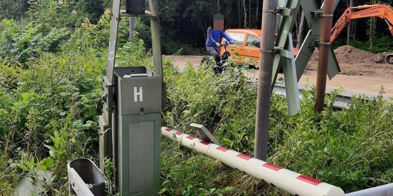 BPOL NRW: LKW reißt Schranke an Bahnübergang in Echthausen ab - Foto: presseportal.de