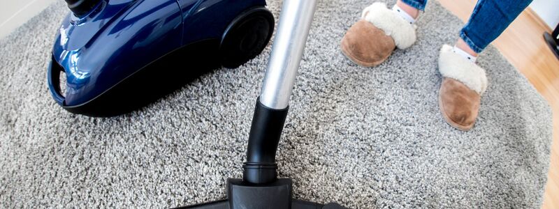 Trotz aller Versprechen der Gleichberechtigung bleibt Hausarbeit laut einer Studie weiterhin mehrheitlich an den Frauen hängen. (Symbolbild) - Foto: Hauke-Christian Dittrich/dpa