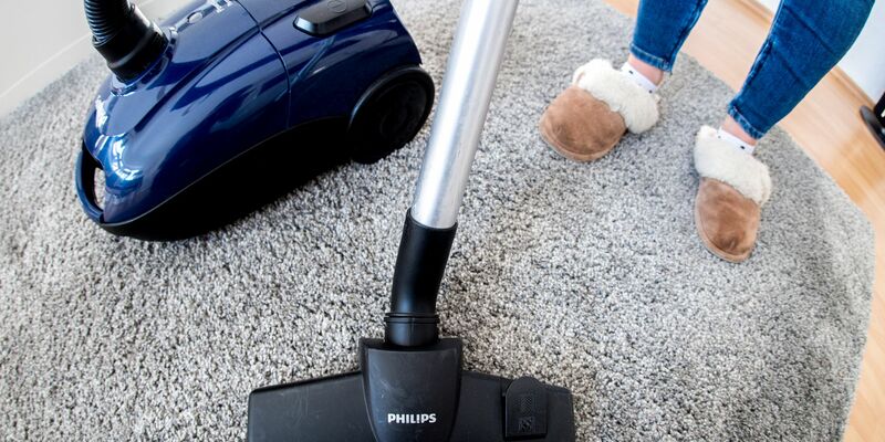 Trotz aller Emanzipation bleibt Hausarbeit laut einer Studie weiterhin mehrheitlich an den Frauen hängen. (Symbolbild) - Foto: Hauke-Christian Dittrich/dpa