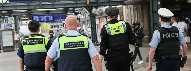 An den Bahnhöfen wollen Bundespolizei und DB Sicherheit gemeinsam die Präsenz erhöhen, um Straftaten vorzubeugen und das Sicherheitsgefühl der Reisenden zu stärken. (Archivfoto) - Foto: Christian Charisius/dpa