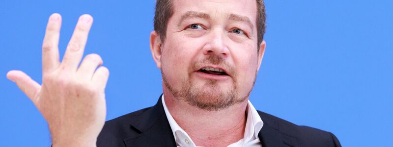Es ist der erste Jahresbericht, den der Polizeibeauftragte des Bundes, Uli Grötsch, vorstellt. - Foto: Carsten Koall/dpa