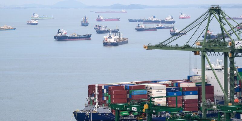 Vor Singapur warten Handelsschiffe. (Archivbild) - Foto: Bernd von Jutrczenka/dpa