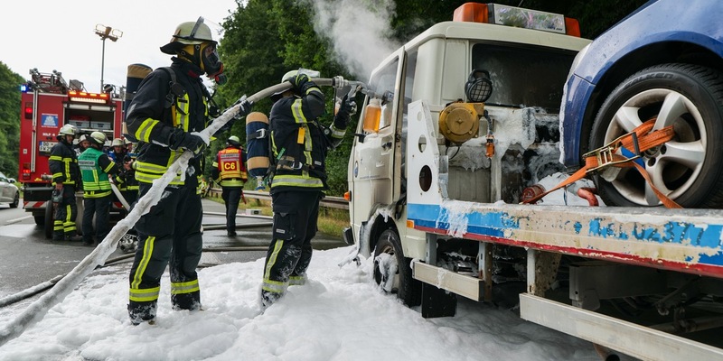 FW-DO: Fahrzeugbrand auf der B236 - Ersthelfer aus Bremen verhindern Schlimmeres - Foto: presseportal.de