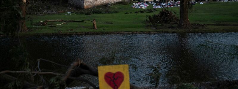 Unter den Toten sind auch mindestens 27 Kinder und Betreuer eines Sommercamps. - Foto: Eli Hartman/AP/dpa