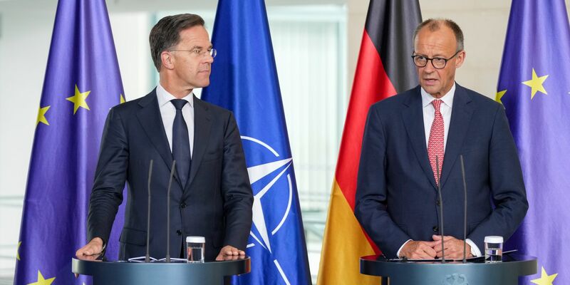 Kanzler Friedrich Merz (CDU) und Nato-Generalsekretär Mark Rutte treffen sich in Berlin zum 70. Jubiläum der Nato-Mitgliedschaft Deutschlands. Es geht auch um einen aktuellen Zwischenfall mit China.  - Foto: Soeren Stache/dpa
