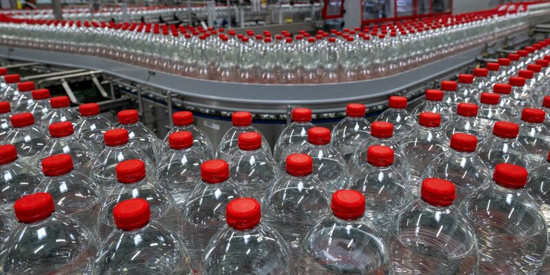 Das Unternehmen Roxane GmbH aus Jessen hat mehrere Mineralwasser wegen Verunreinigung zurĂĽckgerufen. (Archivbild) - Foto: Hendrik Schmidt/dpa