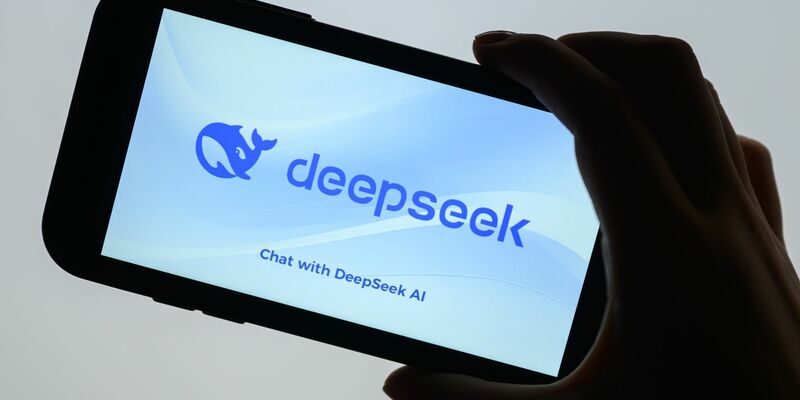Das Logo des chinesischen KI-Chatbot Deepseek ist auf einem Smartphone zu sehen. - Foto: Patrick Pleul/dpa