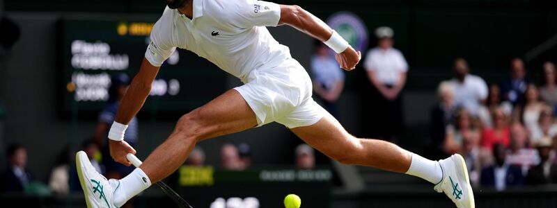 Novak Djokovic stürmt auch mit 38 noch akrobatisch ins Halbfinale. - Foto: John Walton/PA Wire/dpa