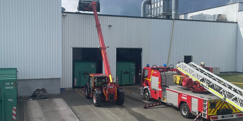 FW Lage: Feuer auf Firmendach - Aufwändiger Großeinsatz für die Feuerwehr Lage - Foto: presseportal.de