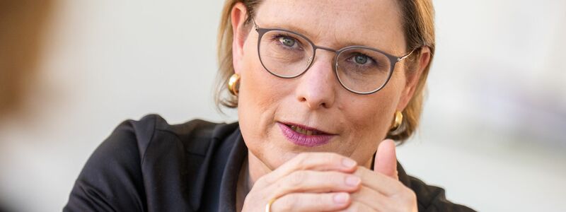 Bundesjustizministerin Stefanie Hubig (SPD) hält es für sinnvoll, eine gemeinsame Mutterschaft ab Geburt zu ermöglichen. (Archivfoto) - Foto: Michael Kappeler/dpa