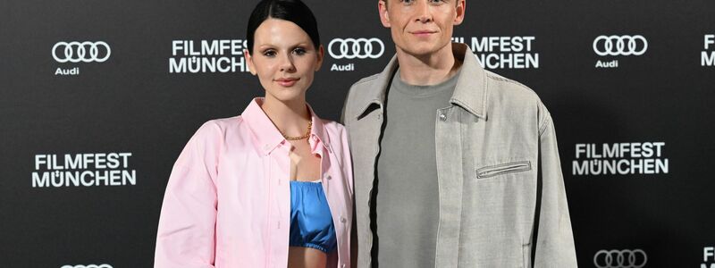 Matthias Schweighöfer und Ruby O. Fee im Kampf gegen eine mysteriöse Mauer - Foto: Felix Hörhager/dpa