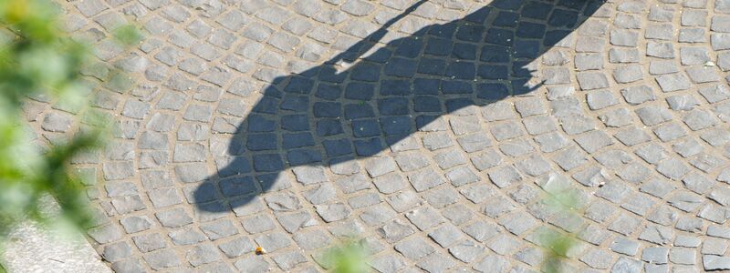 Dicht bebaute Städte heizen sich während einer Hitzewelle besonders intensiv auf. (Archivbild) - Foto: Andreas Arnold/dpa