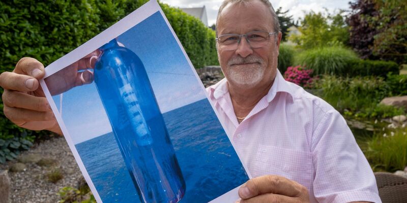 Clint Buffington hat die Flaschenpost gefunden. - Foto: Stefan Sauer/dpa