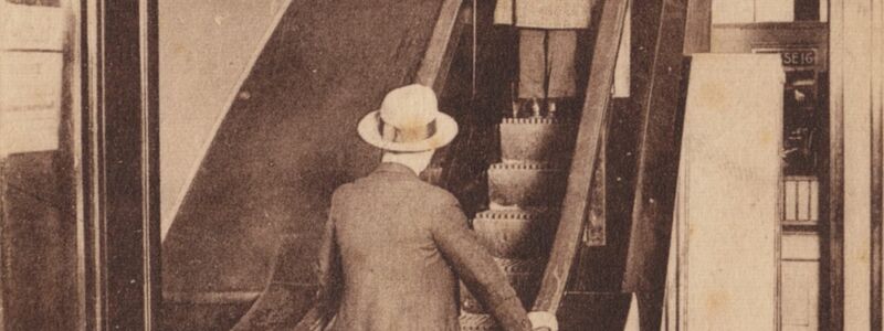 Eine Postkarte aus dem Kölnischen Stadtmuseum zeigt die erste deutsche Rolltreppe im Kölner Kaufhaus Tietz im Jahr 1925. - Foto: Kölnisches Stadtmuseum/dpa