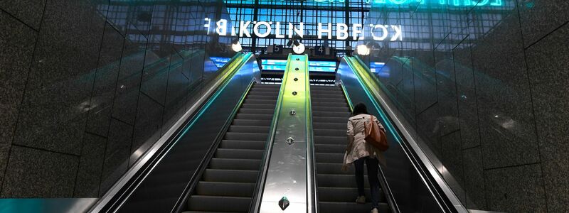 Vor 100 Jahren wurde in Köln die erste Rolltreppe Deutschlands eröffnet - Foto: Roberto Pfeil/dpa