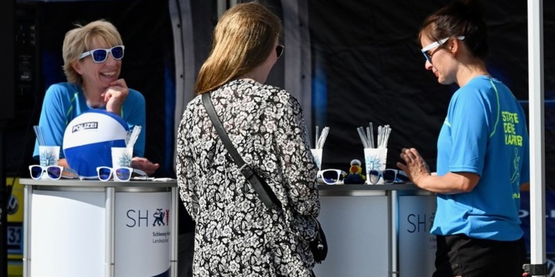 POL-IZ: 250710.1 Büsum: Polizei informiert am Strand über Beruf und Bewerbung - Foto: presseportal.de