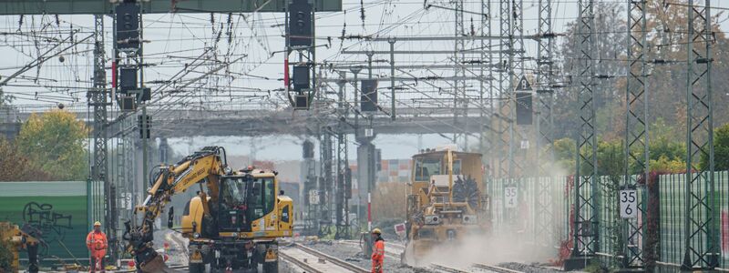 Auf der Riedbahn zwischen Frankfurt und Mannheim wurde bereits gebaut - viele weitere Generalsanierungen werden sich dagegen deutlich verzögern. (Archivbild) - Foto: Andreas Arnold/dpa
