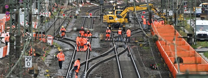 Auf der Riedbahn zwischen Frankfurt und Mannheim wurde bereits gebaut - viele weitere Generalsanierungen werden sich dagegen deutlich verzögern. (Archivbild) - Foto: Arne Dedert/dpa