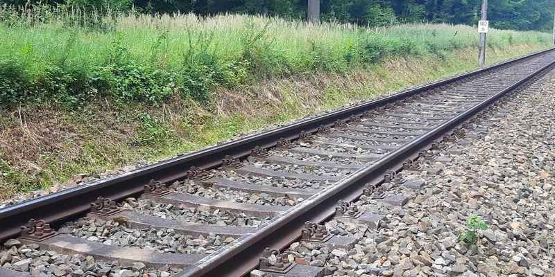 BPOL-HST: Schottersteine zwingen Zug zur Notbremsung - Foto: presseportal.de